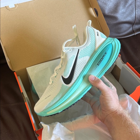 Nike VOMERO 18, Men’s, Athletic Shoes in White and Teal - Picture 1 of 7